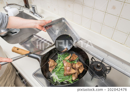[Make stir-fried liver and liver, stir-fry all the ingredients] 102842476