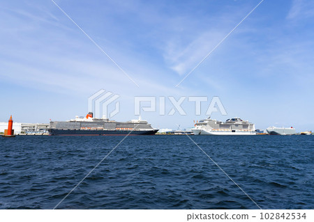 神奈川縣橫濱市 從豪華遊輪上看到的豪華遊輪和橫濱的景色 102842534