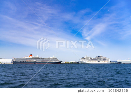 神奈川縣橫濱市 從豪華遊輪上看到的豪華遊輪和橫濱的景色 102842536