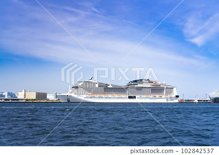 神奈川縣橫濱市 從豪華遊輪上看到的豪華遊輪和橫濱的景色 102842537