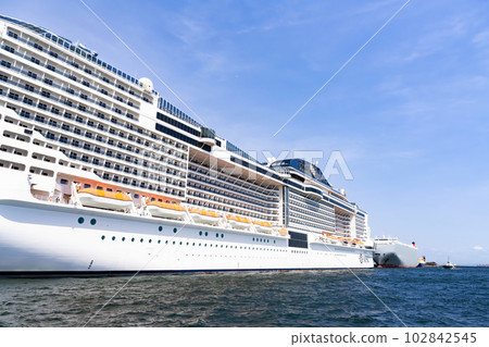 Yokohama City, Kanagawa Prefecture View of a luxury liner and Yokohama seen from a luxury liner cruise 102842545