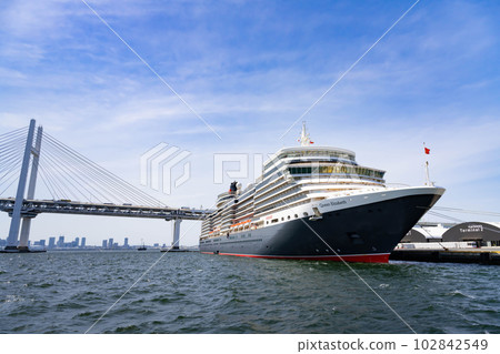 神奈川縣橫濱市 從豪華遊輪上看到的豪華遊輪和橫濱的景色 102842549