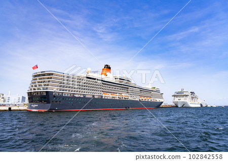 Yokohama City, Kanagawa Prefecture View of a luxury liner and Yokohama seen from a luxury liner cruise 102842558