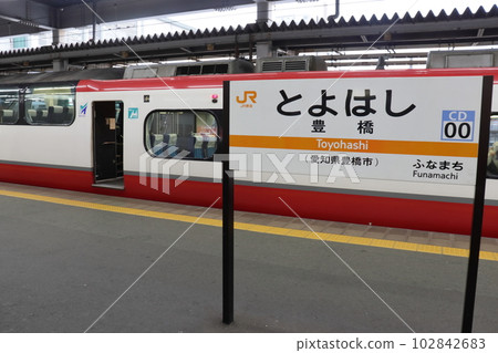 豐橋站帶有JR站名標誌的名鐵特急車輛（共享站） 102842683