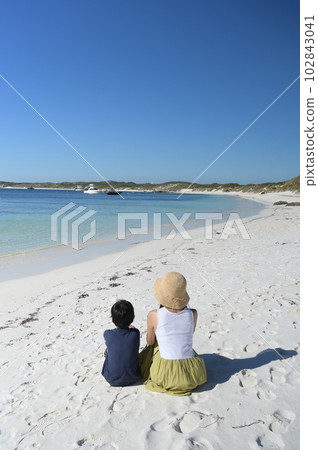 Parent and child looking at the beautiful sea Parent and child looking at the beautiful sea 102843041