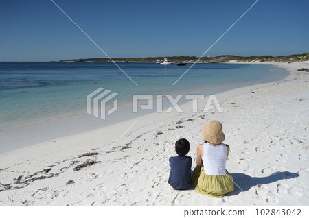 Parent and child looking at the beautiful sea 102843042