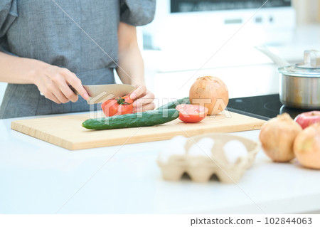 年輕女子做飯 102844063