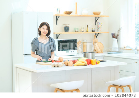 年輕女子做飯 102844078