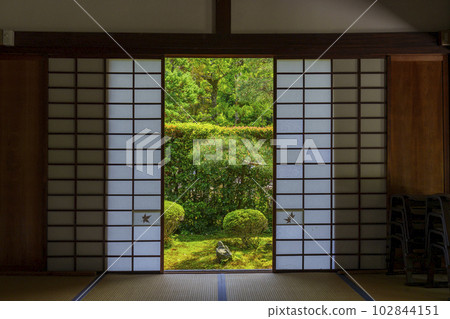 Tofuku-ji Temple, Senda-in Temple (Sesshu-ji Temple) Crane and turtle garden seen from the Japanese-style room 102844151