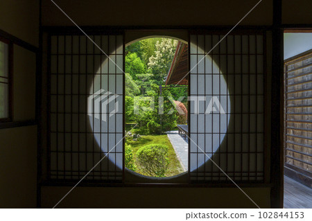 東福寺 文陀院（雪舟寺） 從尊南亭看到的東庭園 新綠季節 102844153
