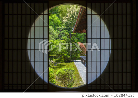 東福寺 文陀院（雪舟寺） 從尊南亭看到的東庭園 新綠季節 102844155