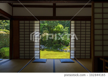 Tofuku-ji Temple, Senda-in (Sesshu-ji) garden seen from a tasteful Japanese-style room 102844165