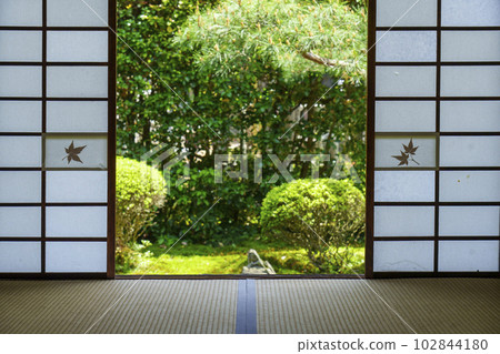 Tofuku-ji Temple, Senda-in (Sesshu-ji) garden seen from a tasteful Japanese-style room 102844180