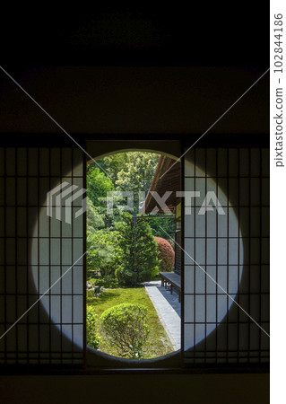 東福寺 文陀院（雪舟寺） 從尊南亭看到的東庭園 新綠季節 102844186