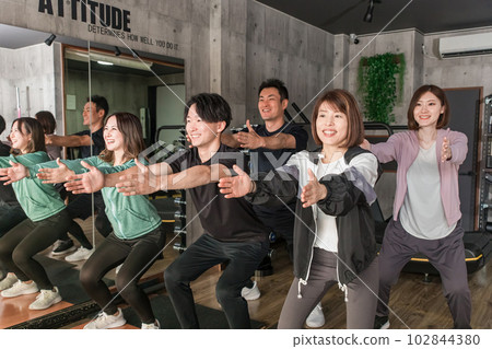 亞洲男女在健身房進行深蹲和自由重量訓練 亞洲男女在健身房進行深蹲和自由重量訓練 102844380