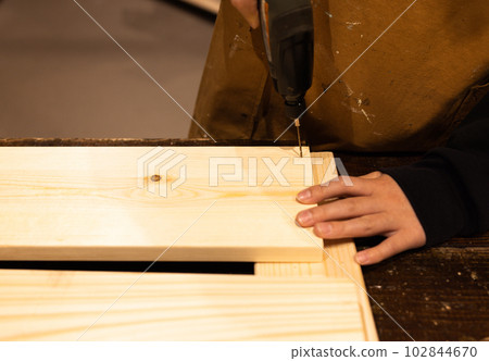 Children making DIY furniture Children making DIY furniture 102844670