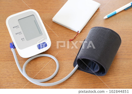 Sphygmomanometer and blood pressure notebook Sphygmomanometer and blood pressure notebook 102844851