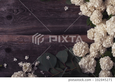 rustic style floral composition with white spring flowers 102845271