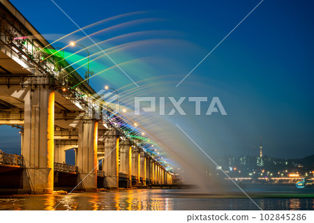 Banpo Bridge Moonlight Rainbow Fountain on Han river in Seoul, South Korea 102845286