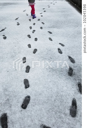 有孩子腳印的雪道 102845398