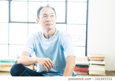一個被書包圍的中年男人 一個被書包圍的中年男人 102845552