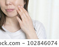 woman taking care of wrinkles 102846074