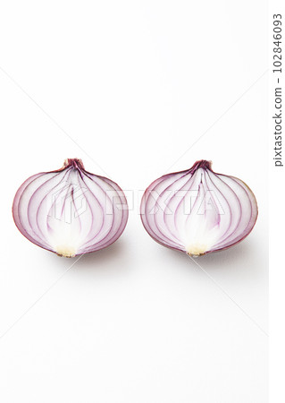 白色背景中的紫洋蔥切成兩半 102846093