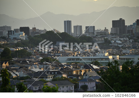 城市景觀和山峰輪廓染成夕陽的顏色 城市景觀和山峰輪廓染成夕陽的顏色 102846166