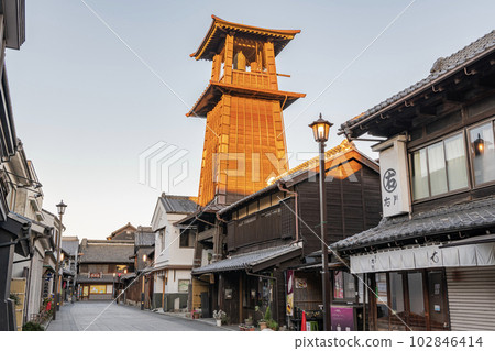 埼玉縣川越市 川越市的觀光勝地 藏造街景的象徵 朝陽照耀下的時光之鐘 102846414