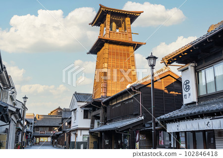 Kawagoe City, Saitama Prefecture A tourist attraction in Kawagoe City Symbol of the kurazukuri townscape Bell of time illuminated by the morning sun 102846418