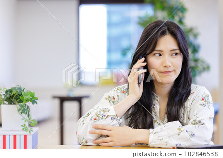 年輕女子在智能手機上交談 102846538