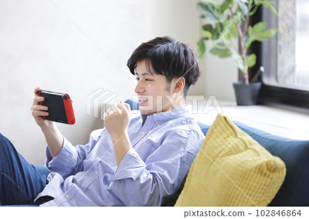 年輕人在客廳玩遊戲 年輕人在客廳玩遊戲 102846864