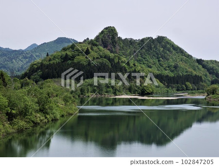新潟縣阿賀町麒麟山新綠 102847205