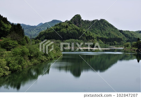 新潟縣阿賀町麒麟山新綠 新潟縣阿賀町麒麟山新綠 102847207
