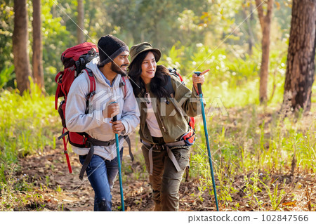 Couple travelers with backpacks relaxing on mountain 102847566