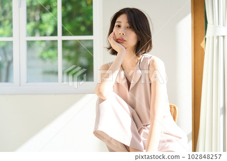 靠窗曬太陽的少婦 102848257