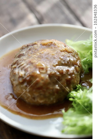 漢堡牛排佐蒜椒醬 102848336