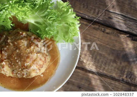 漢堡牛排佐蒜椒醬 漢堡牛排佐蒜椒醬 102848337