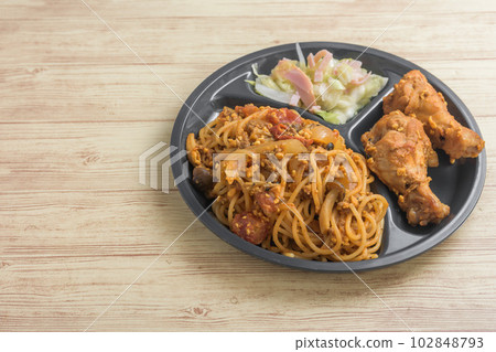 curry pasta lunch 102848793