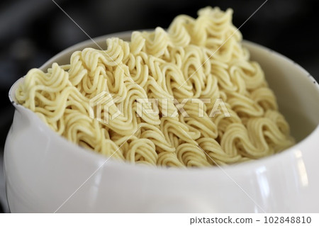Instant ramen that has just been boiled Instant ramen 102848810