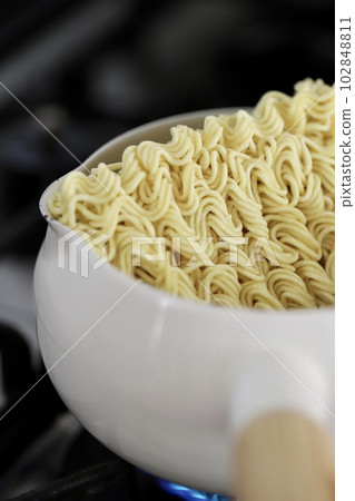 Instant ramen that has just been boiled Instant ramen Instant ramen that has just been boiled Instant ramen 102848811
