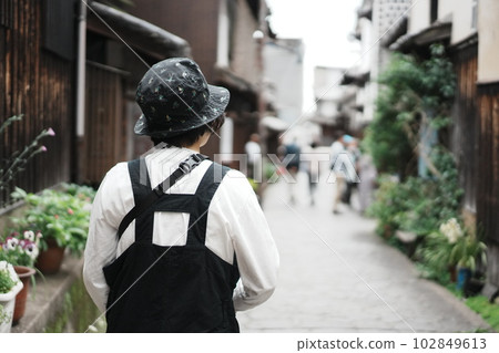 走在老城區的女人 102849613