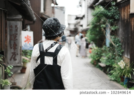 走在老城區的女人 走在老城區的女人 102849614