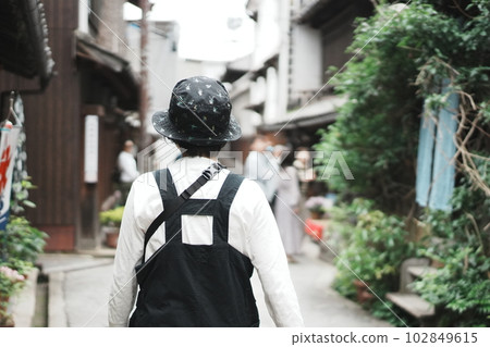 走在老城區的女人 走在老城區的女人 102849615
