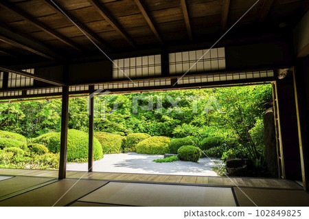 初夏的石森堂,定山寺景觀,清新的綠色花園,京都府京都市 初夏的石森堂,定山寺景觀,清新的綠色花園,京都府京都市 102849825