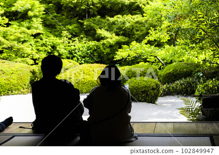 初夏時的Shisendo Jozanji Temple風景 京都府京都市 看著清新的綠色花園的人們的剪影 102849947