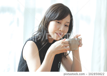 婦女喝咖啡館au lait 102850822