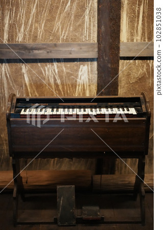 復古咖啡館裡的鋼琴 102851038