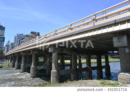 The starting point of the Tokaido New balustrade of Sanjo Ohashi Bridge in Kyoto City The starting point of the Tokaido New balustrade of Sanjo Ohashi Bridge in Kyoto City 102851718