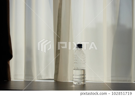 PET 瓶水放在房子的窗戶邊 PET 瓶水放在房子的窗戶邊 102851719